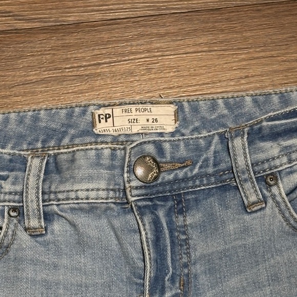 🔥🔥🔥Free People Blue Skinny Jeans with Vintage-Inspired Fading Size: 26🔥🔥🔥 - Picture 2 of 7